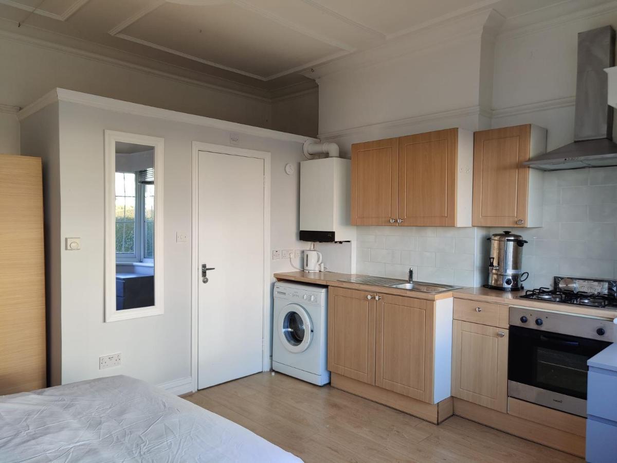 דירות לונדון Studio On Golders Green Road מראה חיצוני תמונה